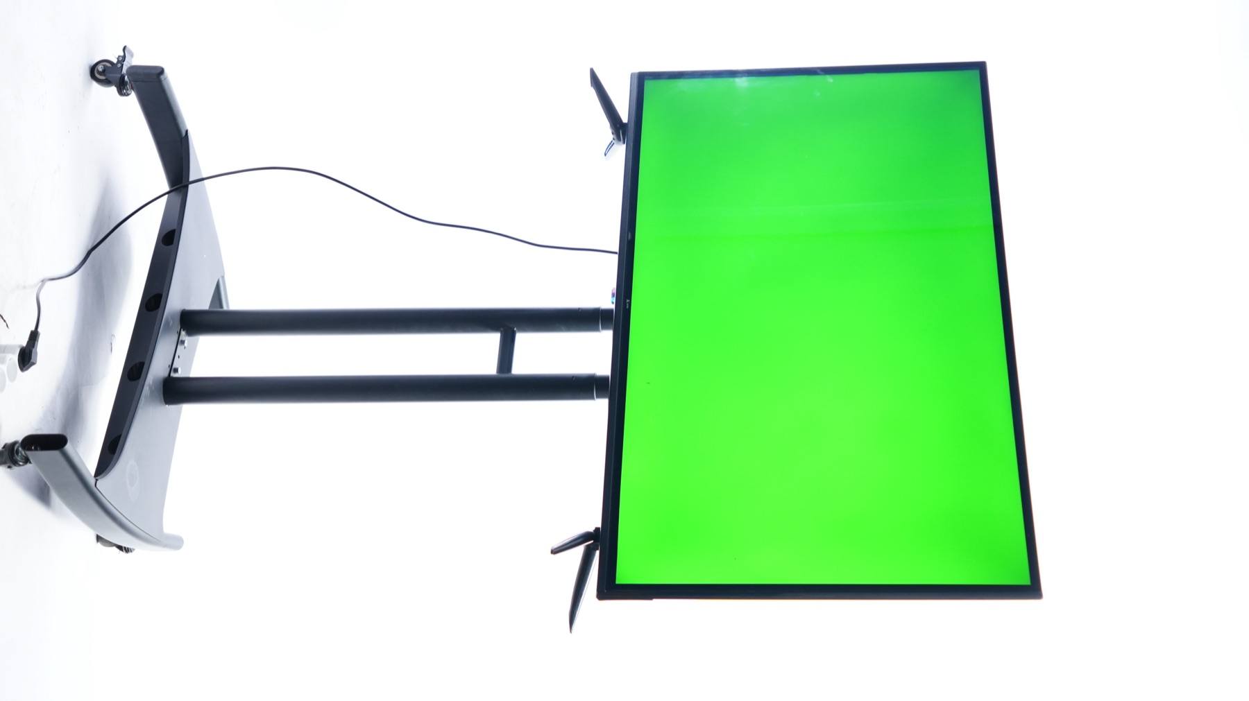 AITEK на настенном креплении в реальной съемке